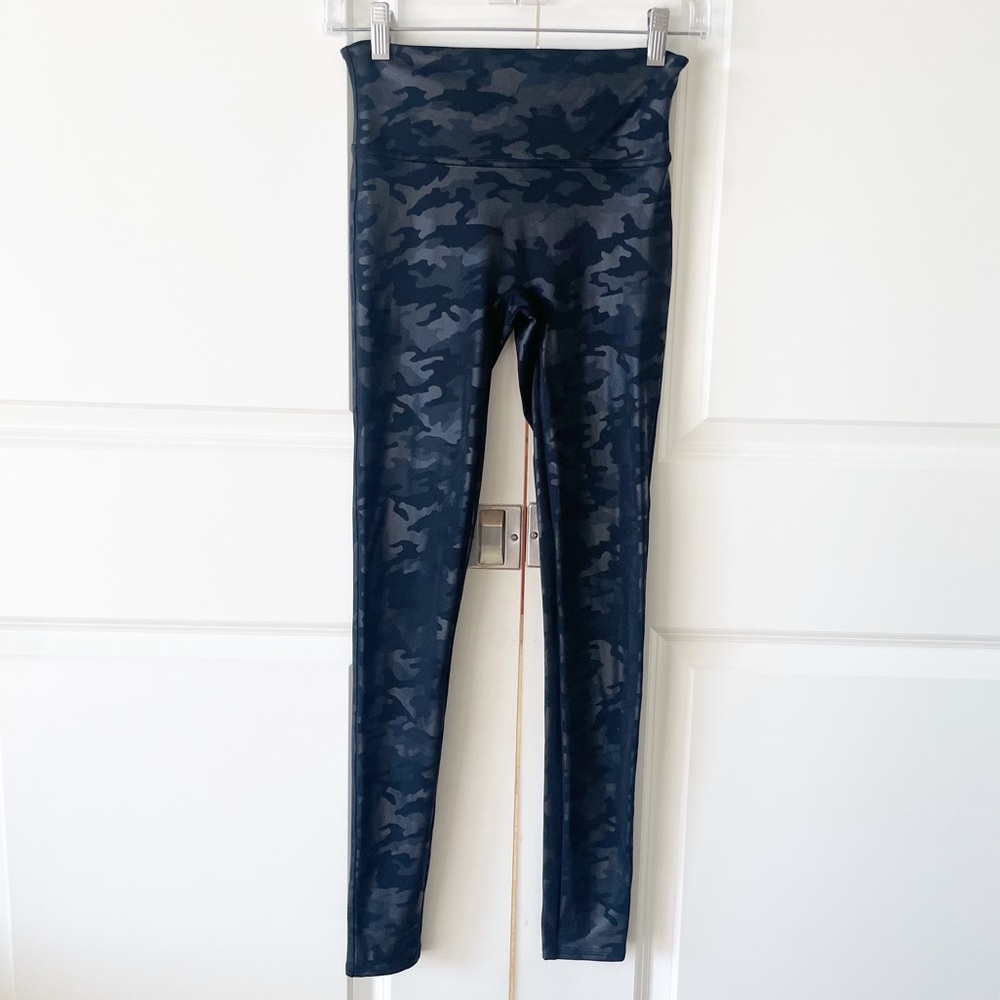 Spanx Faux Leather Camo Black High Waisted Leggings Size Small - Picture 2 of 9